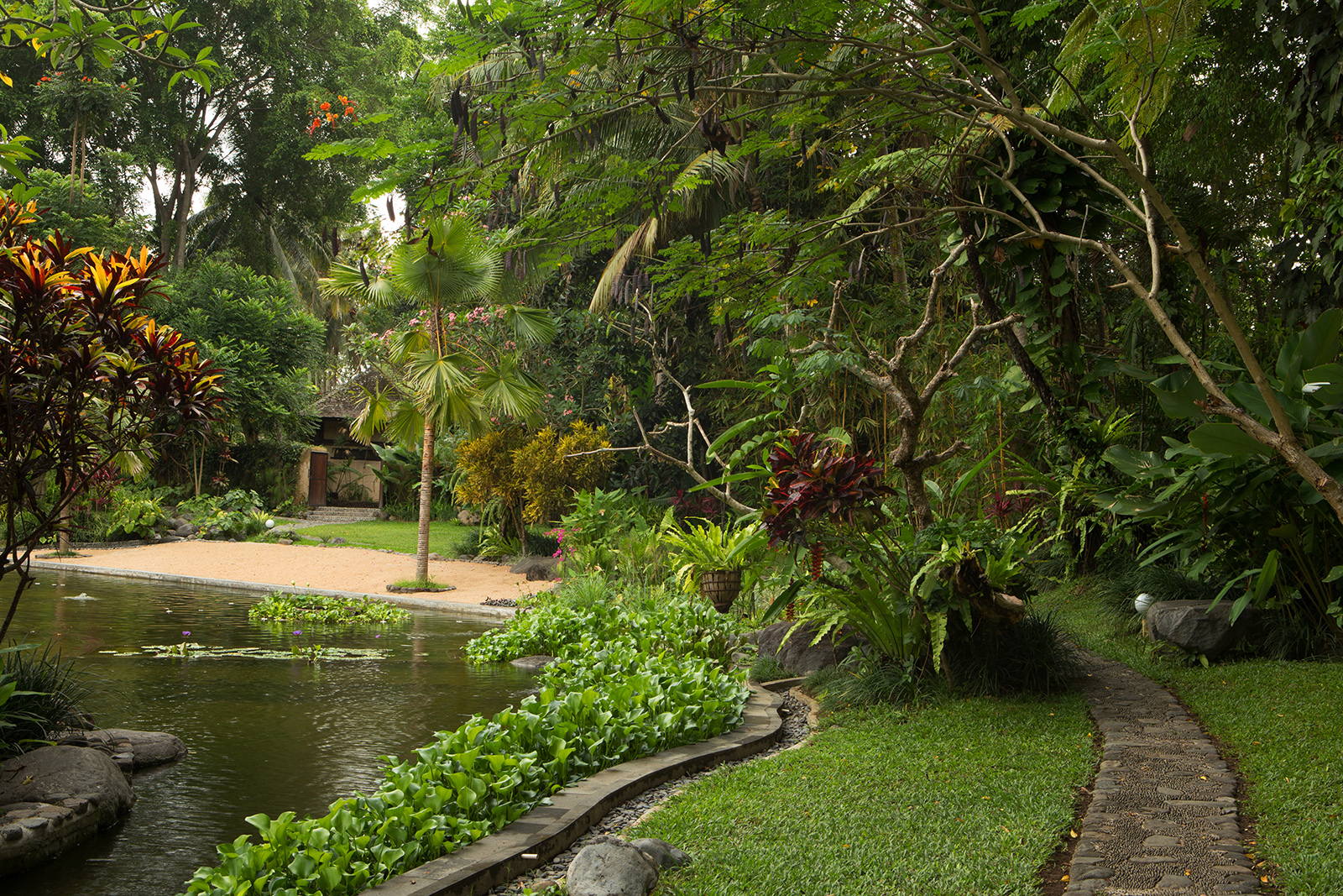Villa Kamaniiya - pond entranceVilla Kamaniiya - pond entrance