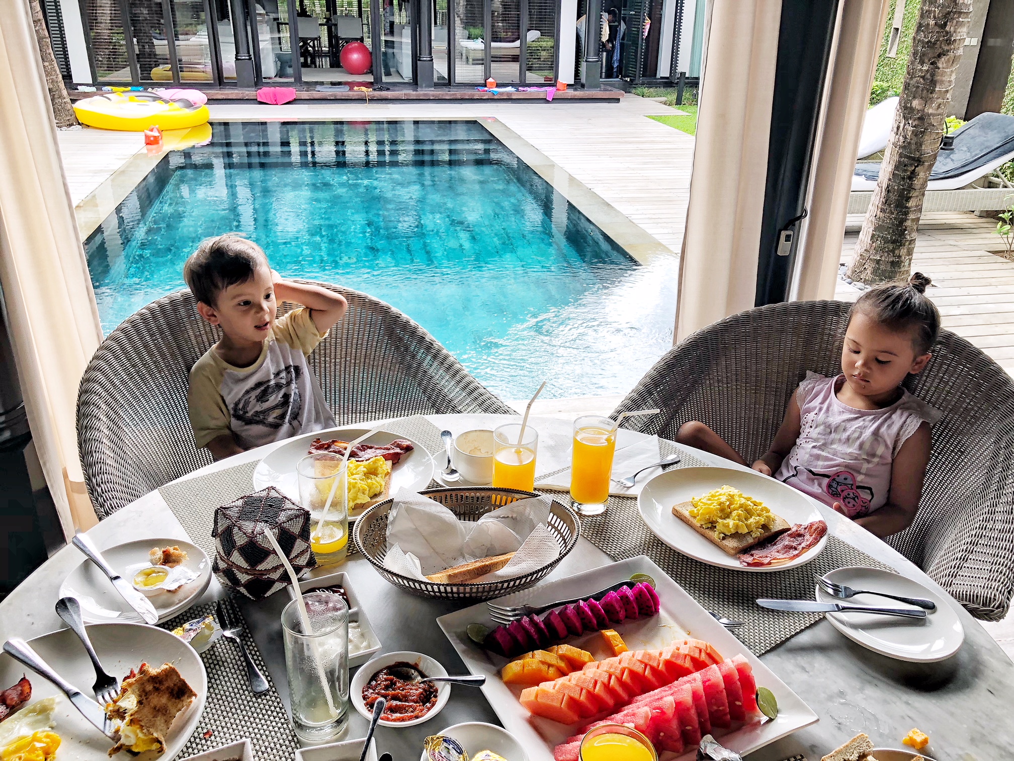 Villa Samuan kalih breakfast kids with pool view