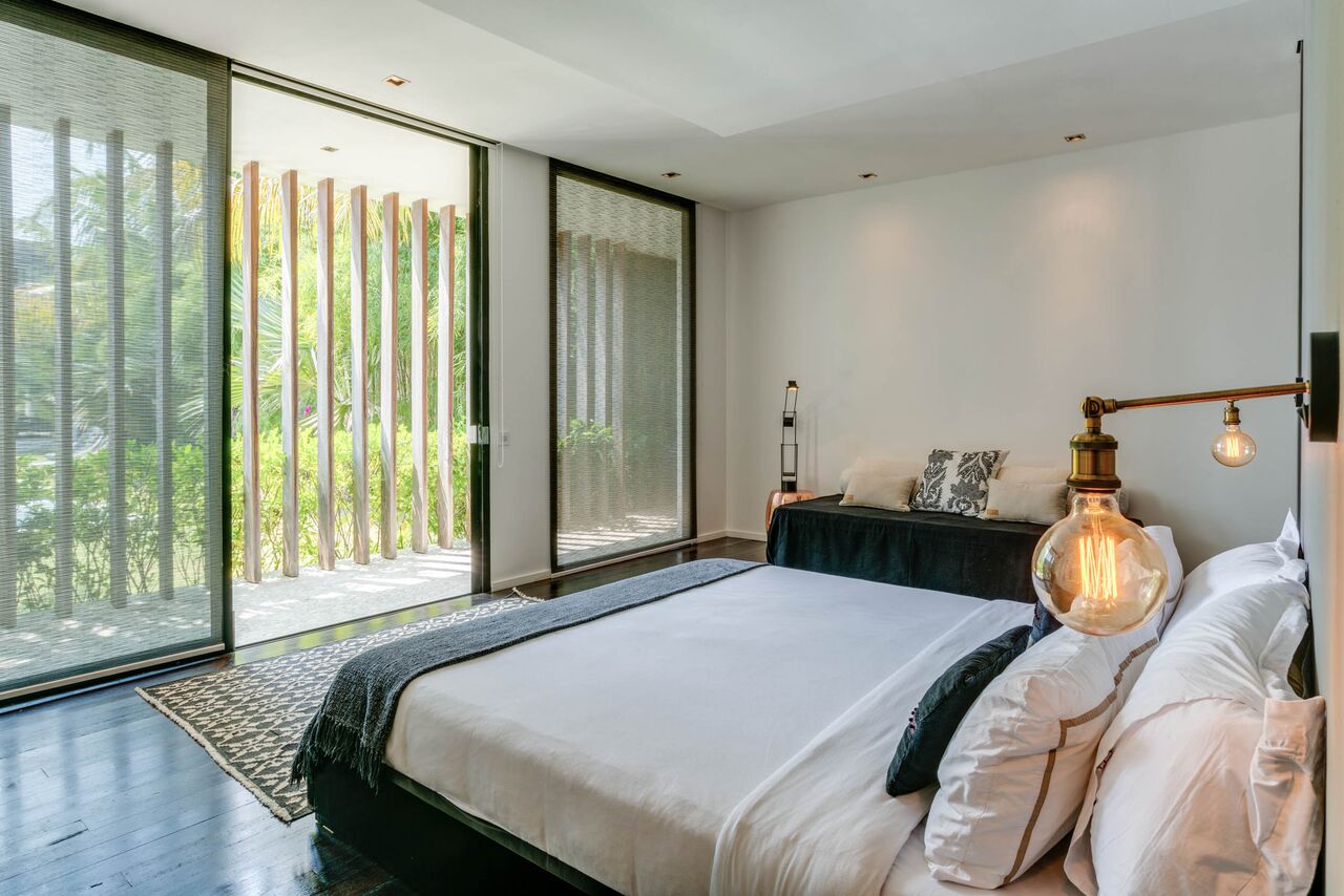 Guest Bedroom 1 with view - Villa La Dacha