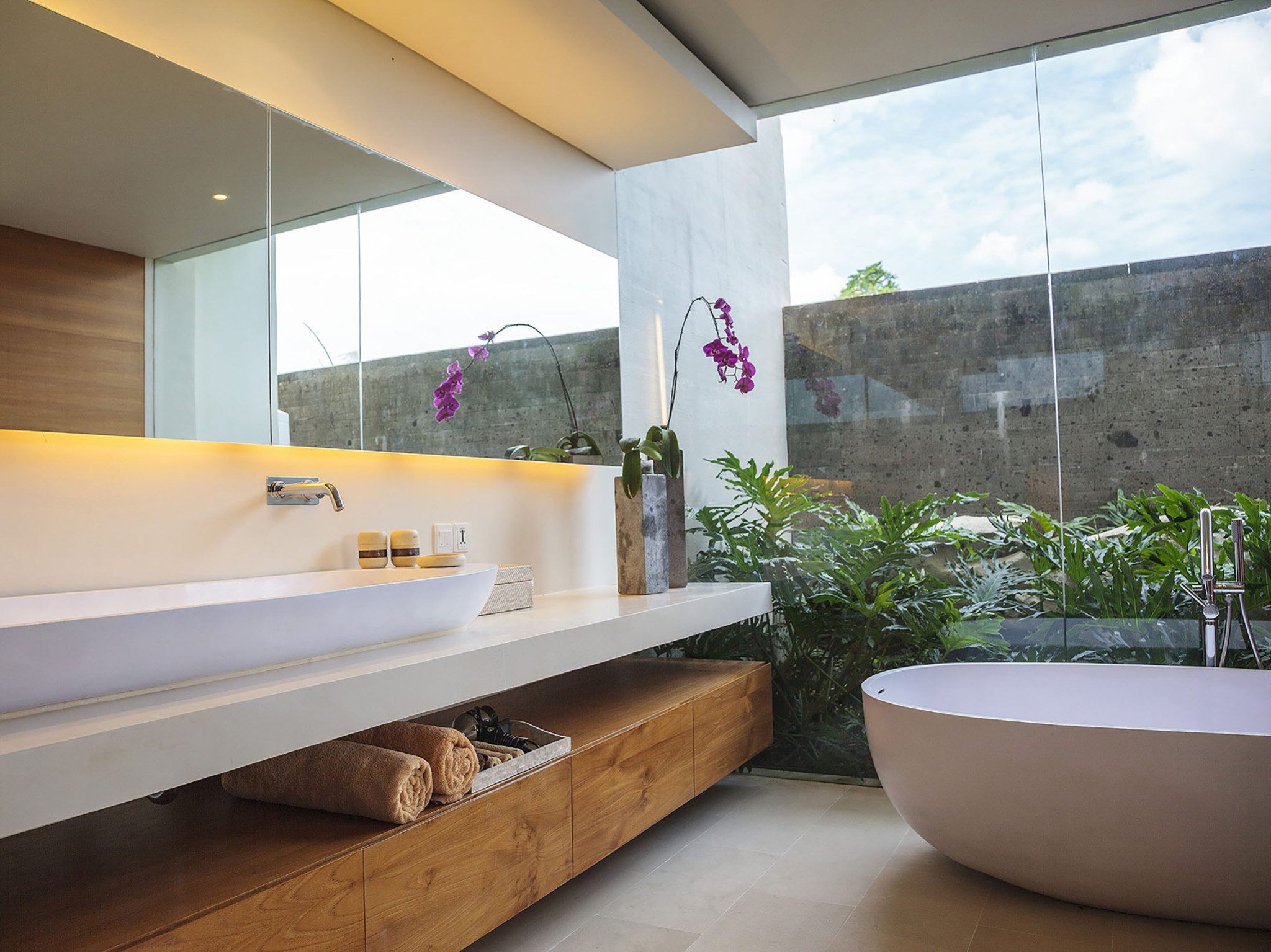 The Iman Villa - Canggu Bali - Bedroom two ensuite bath