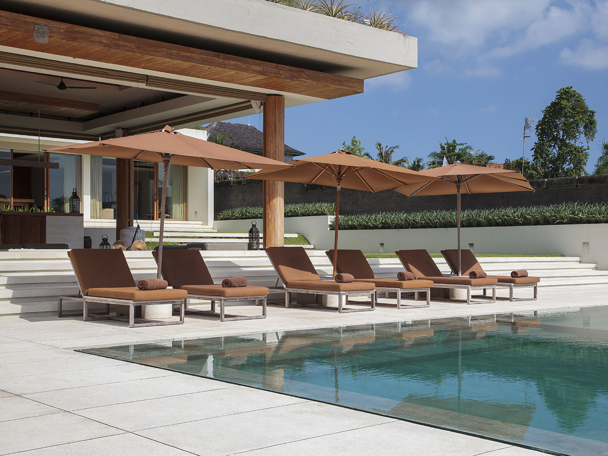 The Iman Villa - Canggu Bali - Sun loungers by the pool