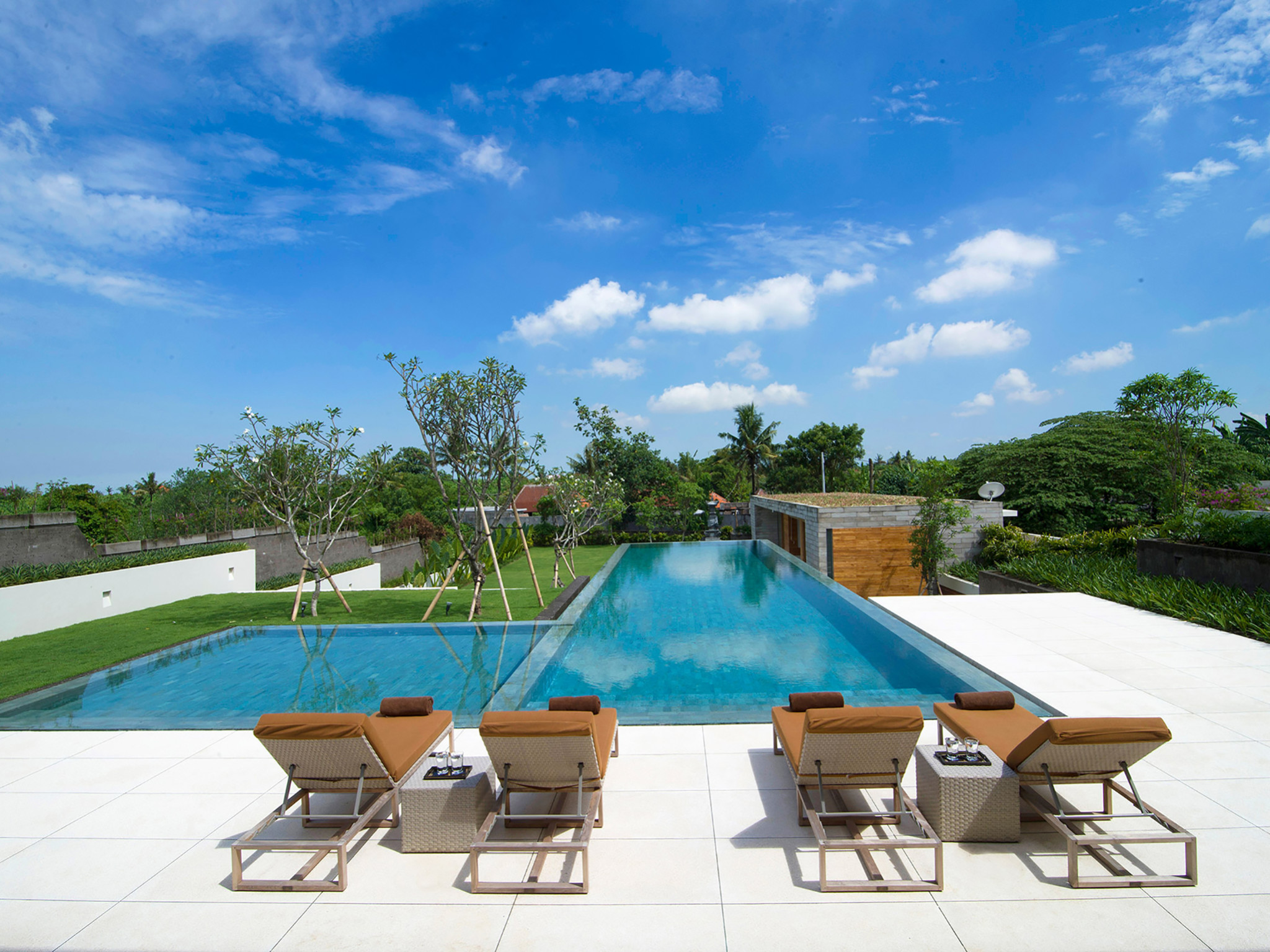 The Iman Villa - Canggu Bali - Sunloungers by the pool